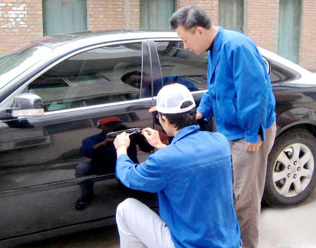 洋泾街汽车钥匙丢在车里面怎么办?